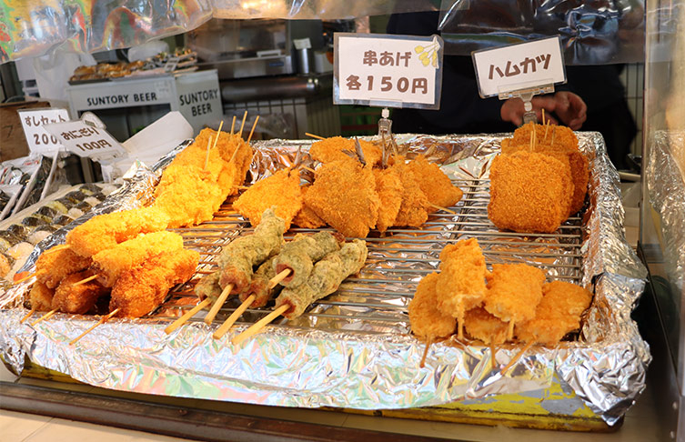 串あげのメニューはアジ、イカ、串カツ、ハムカツ、ポテト、ちくわ、鶏の唐揚げ。各150円