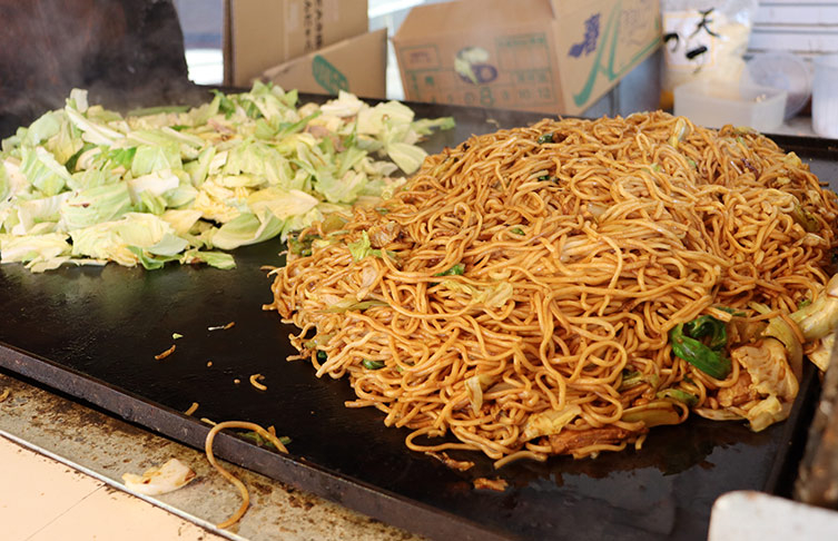 ソースの香りが食欲をそそる焼きそばは400円