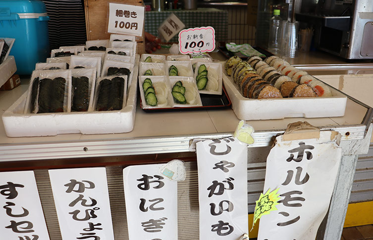 競輪観戦といえば欠かせないラップに巻かれたおにぎりは100円