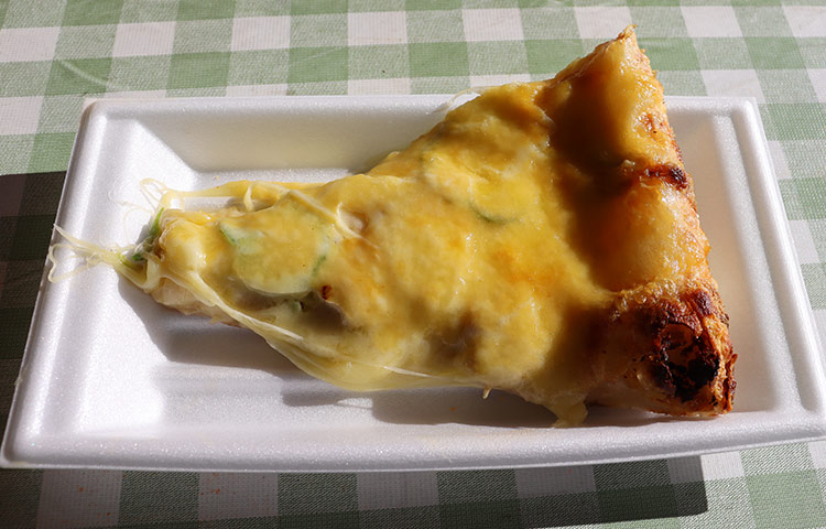 濃厚チーズがたまらないアツアツのMIXカットピザは250円。コンビニでは出せないボリューム感が最高